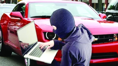 চলন্ত গাড়ির নিয়ন্ত্রণ নিতে পারে হ্যাকাররা!