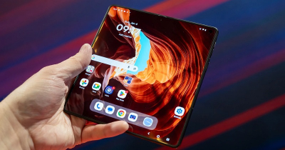 প্রথমবার বইয়ের মতো ভাঁজ করা ফোন আনছে মটোরোলা